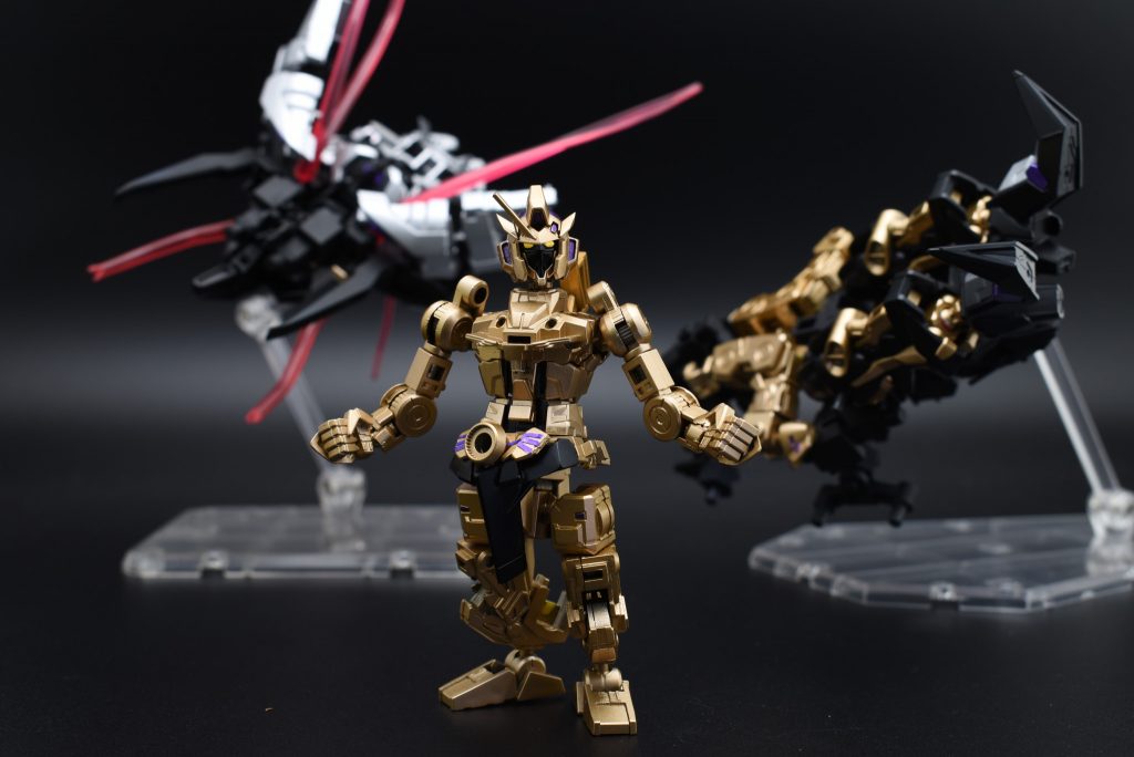 『ZAIAフレームガンダム』いわゆるコアガンダム（画像真ん中）単体では特殊な機能はないが近接戦闘も十分可能なほどの運動性能を有している。この機体をコアに『シルバリオコーカサスアーマー』（画面左側）および『ゴルドラアルシノアーマー』（画面右側）が合体することでその性能は1000％にまで引き上がる　　　　　　　　　　　　　　　　　　　　　　©ZAIAエンタープライズ