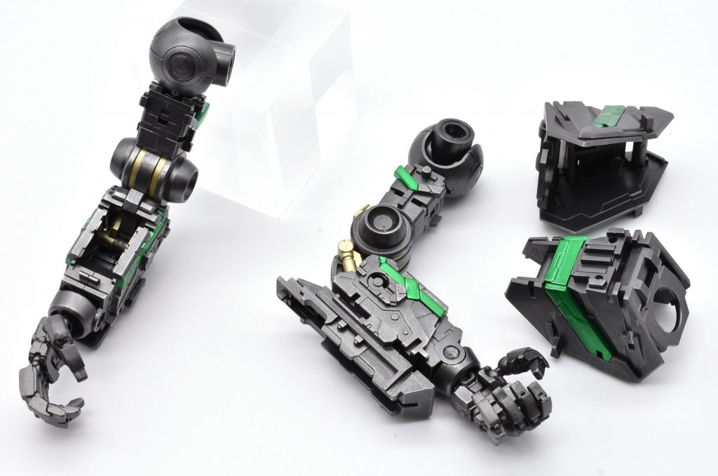 フレームの組立状況。腕部。