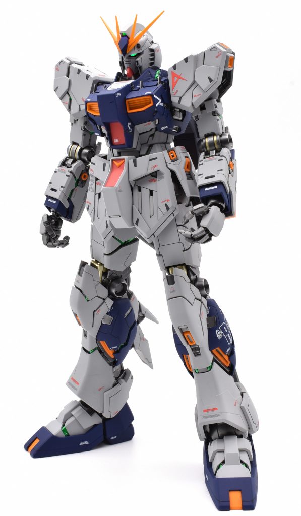 武器無しの素立ち状態。正面から。