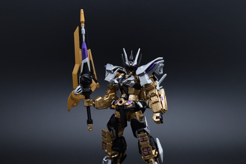 専用武器『サウザンドジャッカー』小型のタクティカルアームズというイメージの手持ち武器。　　　　　　　　　　　　　　　　　　　　　　©ZAIAエンタープライズ