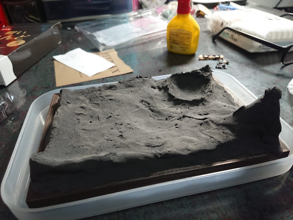 土台部分は1時間かからずに完成。いちよソロモンやアクシズの表面を意識して作りました。材料は↓↓↓