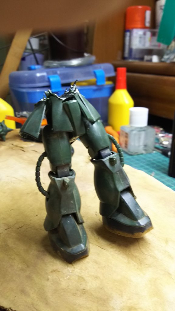 棒立ちの下半身を残し、スチュアート機は大破