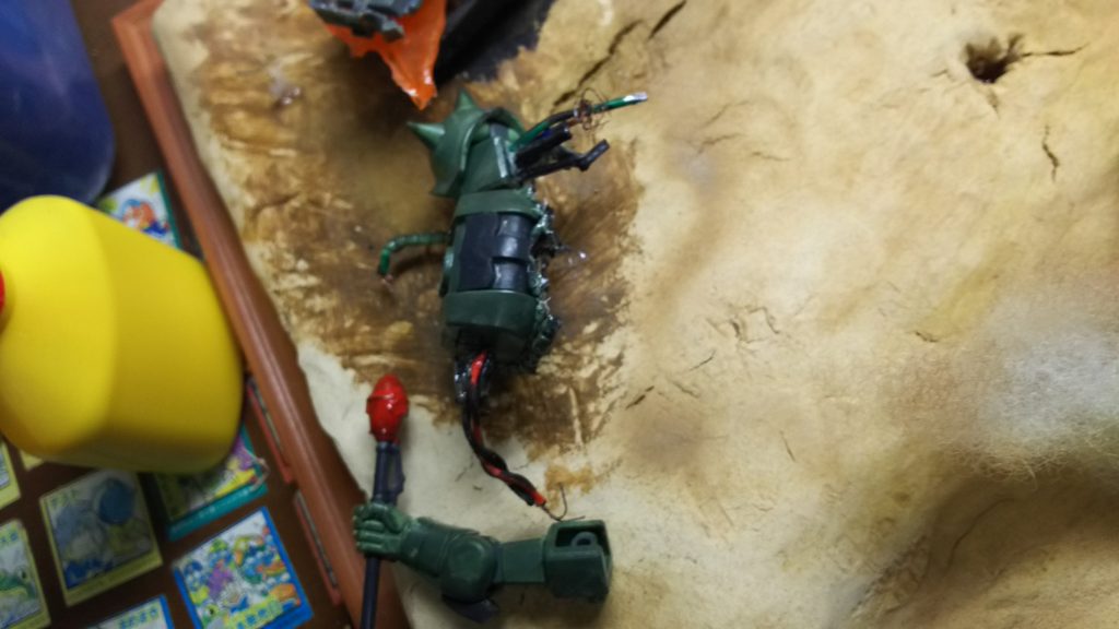 千切れ飛んだザクのパーツがあちこちに分散しています