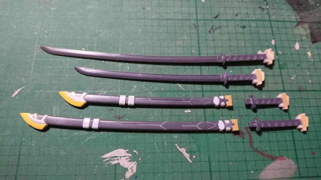 HGレッドフレームのものを参考にM.S.Gの日本刀をベースにパテとプラ板を使ってガーベラストレートを作りました