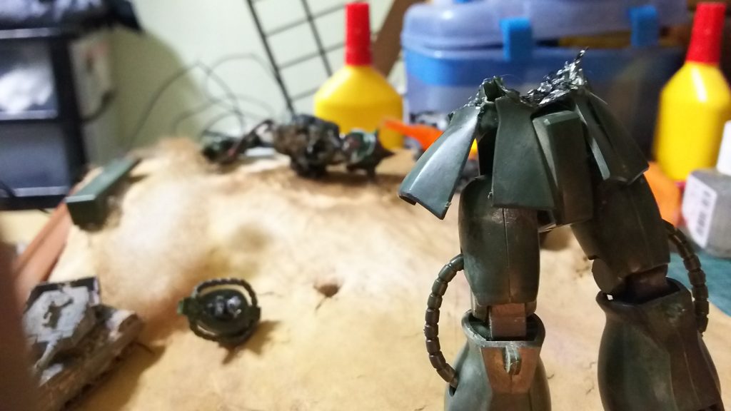 背後には無惨に吹き飛んだザクのパーツ