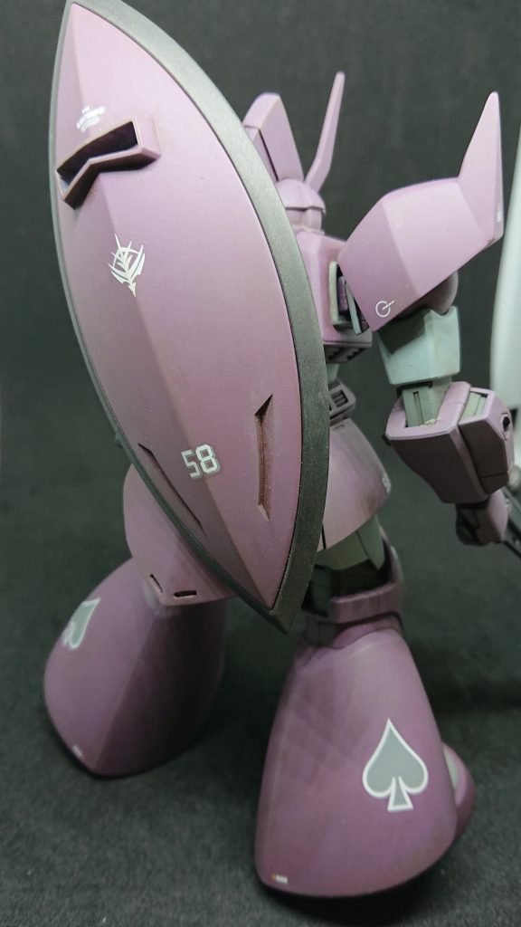 シールドを背負った姿がカッコいいです。♠️マークがMSVらしさを醸し出します❗