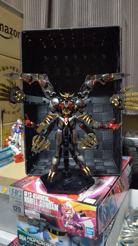 初めて全塗装した作品で、初めて完成させた作品でもありますガンマカエアブラシとガンマカ筆塗りで、塗装しています制作イメージは悪魔っぽいバルバトスですが、全展開時に6枚羽根の天使の様なシルエットになる様にしました悪魔っぽくみえるでしょうか?