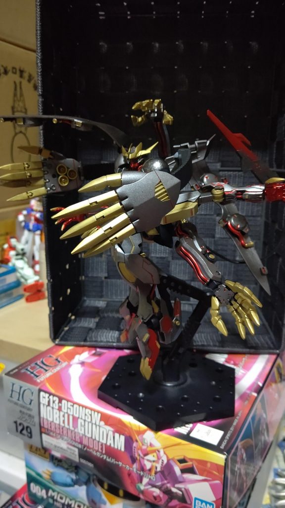 展開形態時は、シールドマントのスラスターも使用出来る様になり、格段に機動性が増加、又フィスト部拡散メガ粒子砲以外に、腹部メガ粒子砲と、シールドマント部の小型拡散メガ粒子砲を使用できるので、防御性が低下した分、殲滅力が上がります