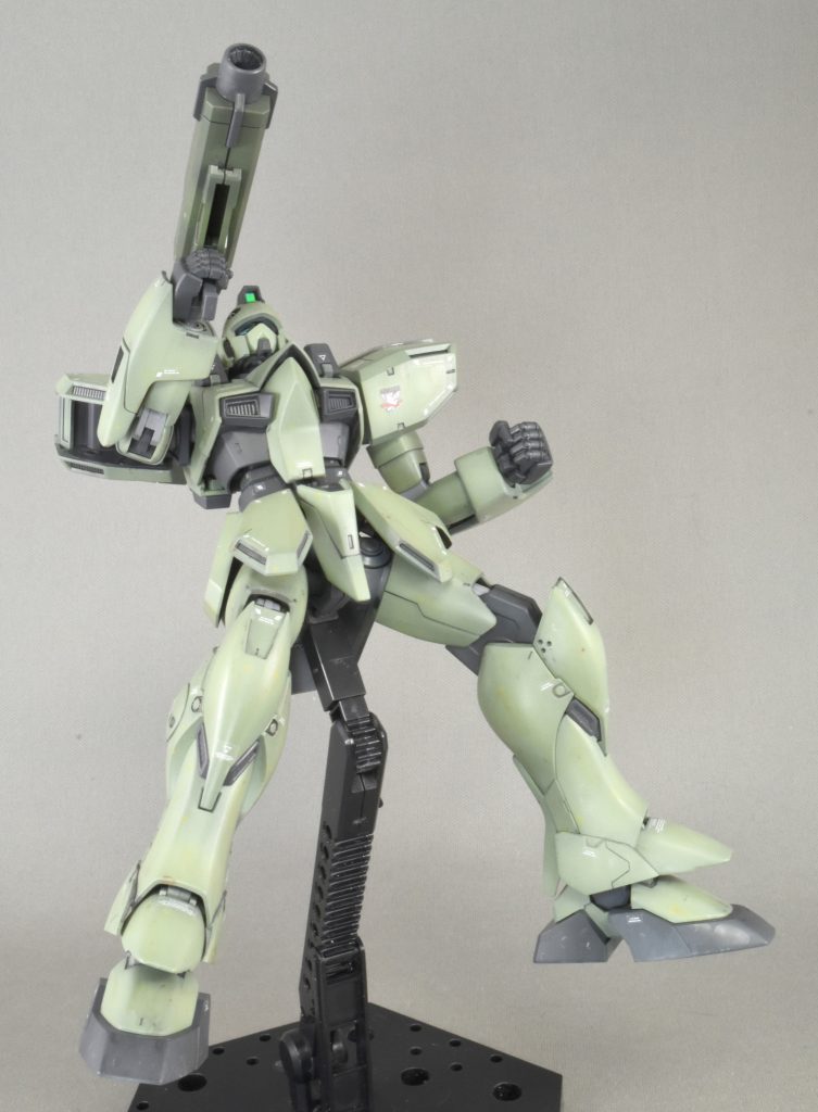 クラスターガンダムも使っていたとかなんとかのメガビームバズーカ。シュラク隊のバズーカ配色は白だが…見なかったことにしよう。