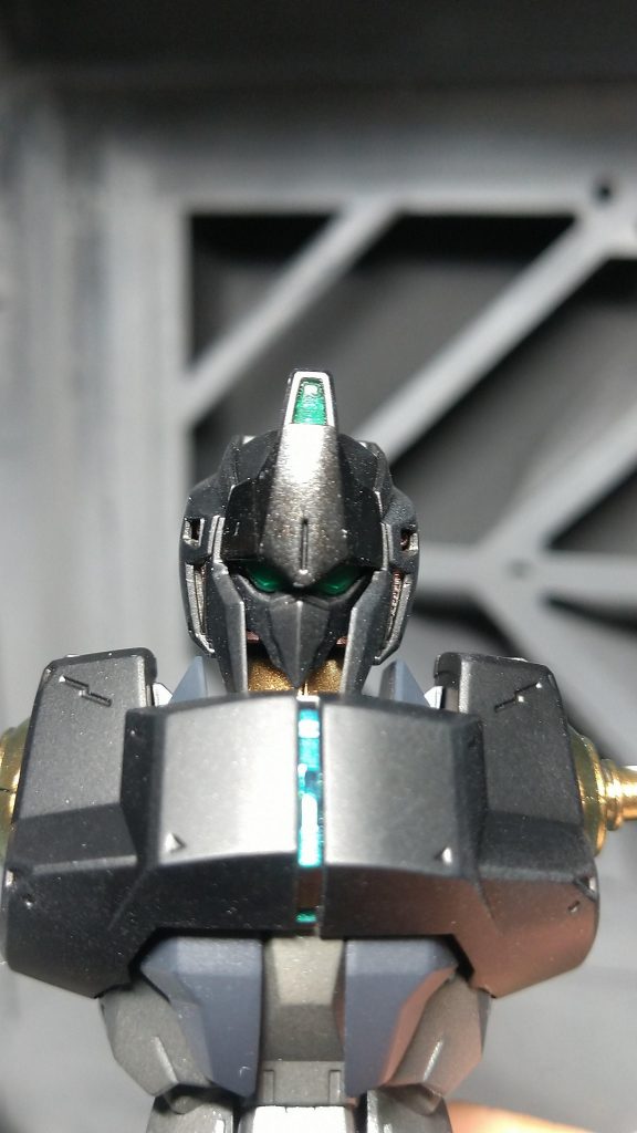 ブラックライト発光前です。クリアーグリーンが成型色でしたが、蛍光ブルーを上から吹いたらこんな感じになりました。