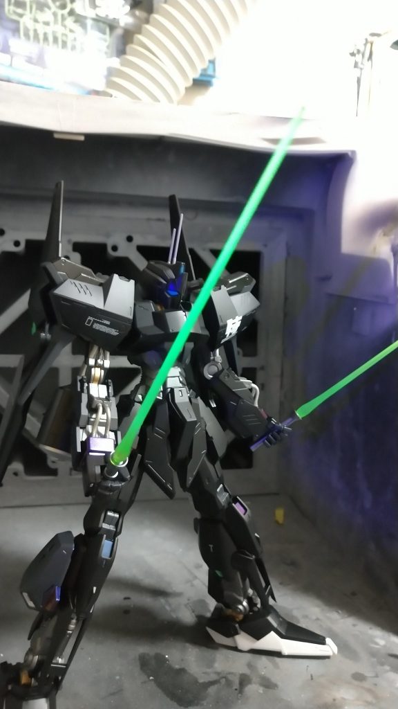 ビームサーベルもブラックライトで発光します。