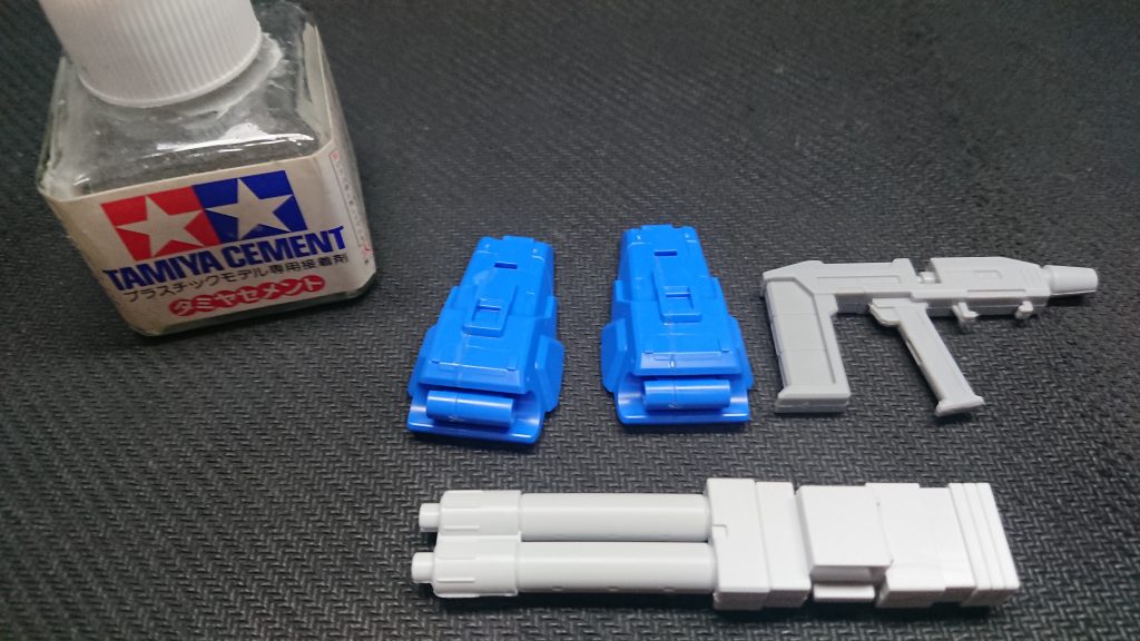 タミヤの白フタ接着剤でパーツの接着。