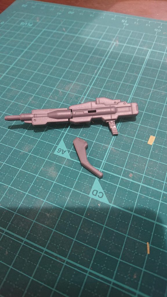 なお、武器はライフルも作っていましたが、お星さまになってしまいました。ナックルガード部を付けたまま合わせ目消しをしてはいけない。