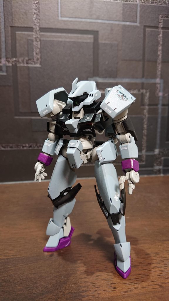 HG モビルレギンレイズ(ジュリエッタ機)を全塗装しました。相変わらず全て缶スプレーでやってます。今回は初めてデカールワークも頑張りましたが、細かくて発狂しそうになりますね…