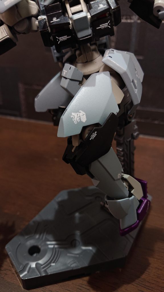 使用した色などはこちらです。全てタミヤの缶スプレー装甲グレー:ダークゴーストグレイ装甲黒:ブラック装甲紫:ラベンダーフレーム:ロイヤルライトグレイ武器:ジャーマングレイカメラアイ:ハイキューパーツのミラージュレッドシール