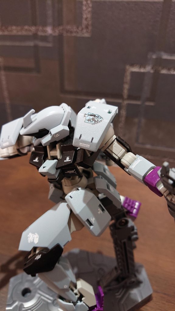 チャームポイントは肩のファリド家エンブレムと膝装甲のギャラルホルンマークです。特に意味は無いのですが、セブンスターズのエンブレムは皆好き。