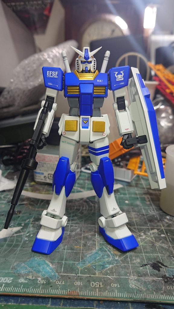 正面から。バトオペ2でよくこの色のG3ガンダム使っていました。左足の青いラインはマスキングで、滲みにくい吹き方を意識しました。