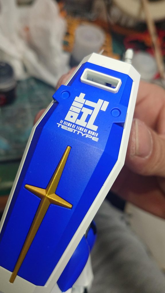 盾には大きめのデカールを貼ってみました。大きいデカールはシルバリングしやすいと聞きますが、デカールの質が良いのか普通に貼れました。