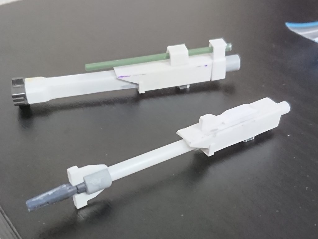 スクラッチした武装です。基本はプラパイプとプラ板で作っています。ライフルはスライドのために5mm径のポリキャップを仕込み、ガンランチャーは砲身の内側にレールを設けることで塗装の擦れを防いでいます。今思うと1/144の元キットにスライドギミックがついてないのはスケール的に正解ですね・・・。試行錯誤に時間がとられました。