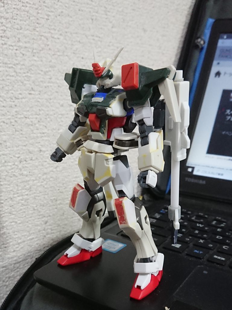 製作工程です。もともと出来のよいHGバスターですが、ストライクの関節を組み込むだけではどうもちぐはぐになるのでプロポーション改修も行っています。MGも参考に・フロントスカート延長・膝のバッテリーパック大型化・腕部の大型化・頭部センサーを上に1.2ミリ延長を行っています。また、腰部のアームも切り離しているのがわかりやすいと思います。これも可動範囲の増加につながっています。