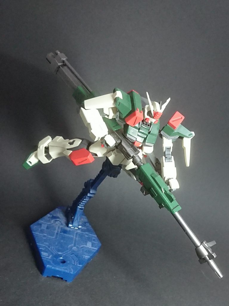 HGCEの可動は優秀で、連結させても難なく保持できます。分かりにくいかもですが、後ろ側のガンランチャーはスライド機構を用いて連結しています。