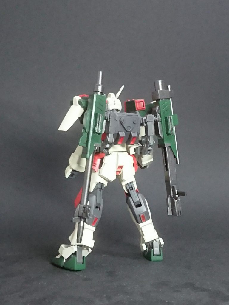 リアビューです。火器はMGを参考にどちらも1センチ以上長くなっており、迫力を増しています。アームは元キットのままだとABSで扱いにくかったのでキャンペーンのアームユニットを改造して取り付けました。回転軸が一つ追加されより扱いやすくなっています。