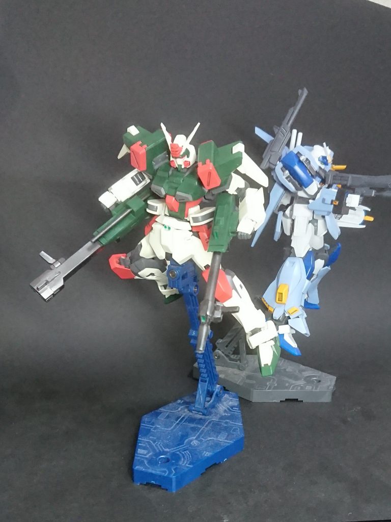 アームの軸が増えた恩恵は実は連結時よりも分離時にあります。火器が下に向けるんです。ディアッカとイザークがそろえられてよかった。