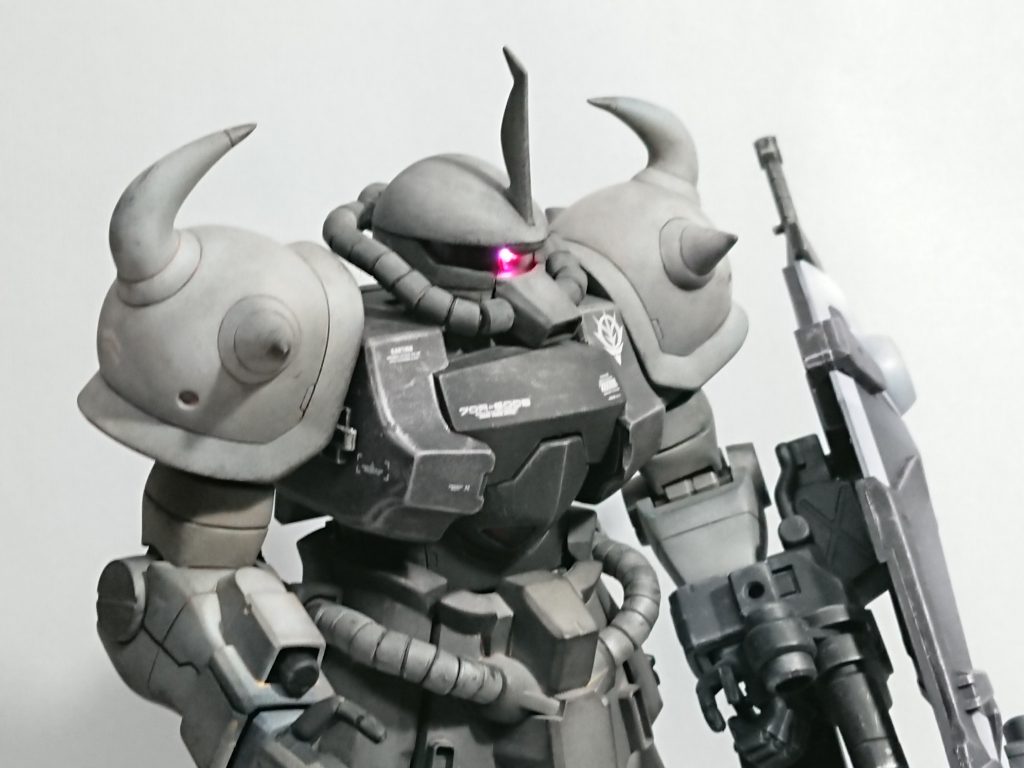 黒サフ吹いてからグラデーション塗装してます。