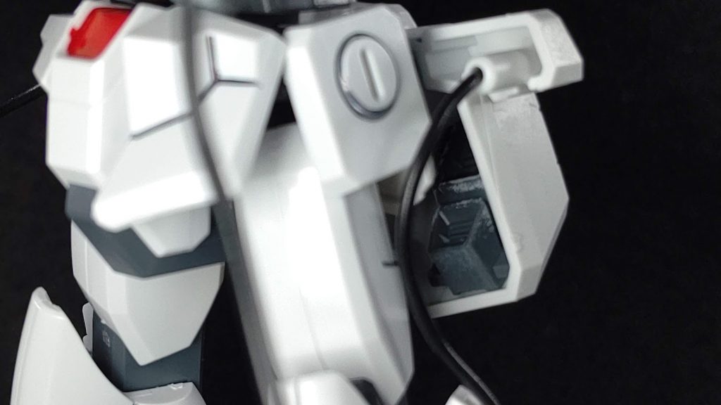当然このキット専用のパーツではないので中身がスカスカこちらもジャンクパーツを接着してなんかある感じにしています!エネルギー供給ケーブルは偶然無加工でリード線がピッタリハマる穴があったのでそのままにしています。