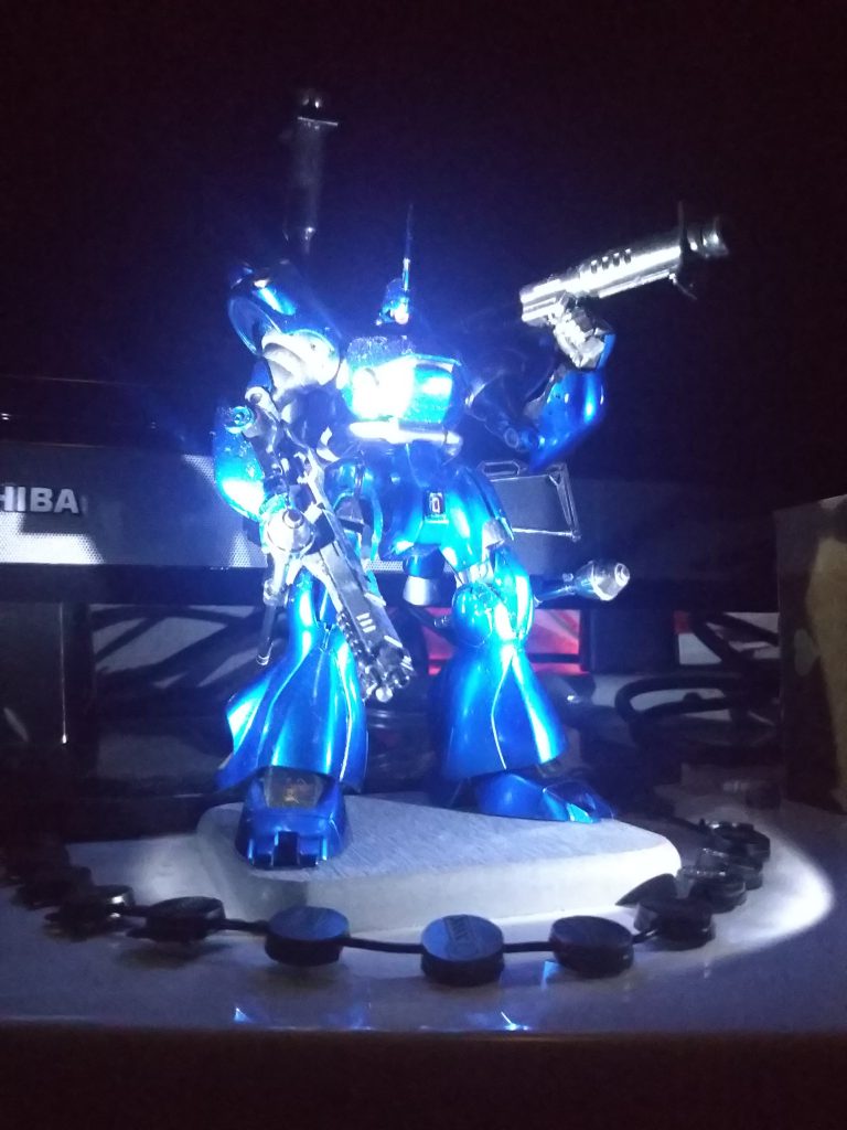 ライトアップでも撮影してみました。反射でうまく撮れませんが、イメージはアレックス特攻前にMP(軍警察!?)とかにサーチライトで照らされている感じです。