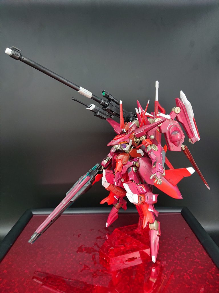 武器は1/100サイズ(MGダブルオーのGNソードⅡブラスターとMGバルバトスの滑空砲)のものを使い、大型な雰囲気を演出しました。滑空砲はヤクートアルケーをイメージしてます。展開するとかなりの大きさに。
