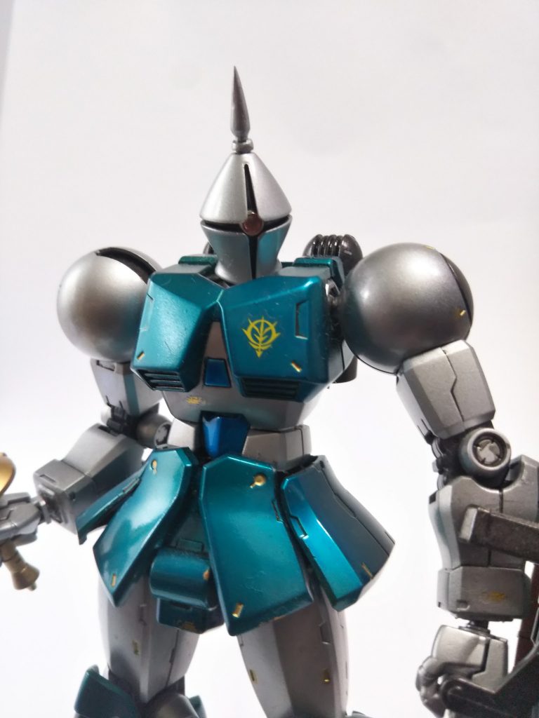 頭の角はつんつん加工とモノアイのHアイズ化しています。キャンディー塗装部は、クレオスのGXレッドゴールド＋クリアブルーで塗装しました。青より緑よりの面白い色味になりました。
