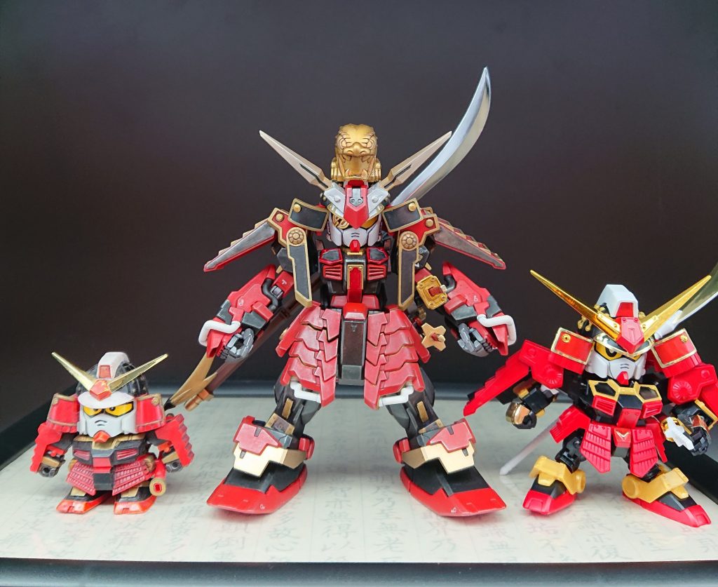 大きさ比較。左からBB武者、今作、LGBB武者の順。HGサイズ(全高約15センチ)です。デカイ(笑)