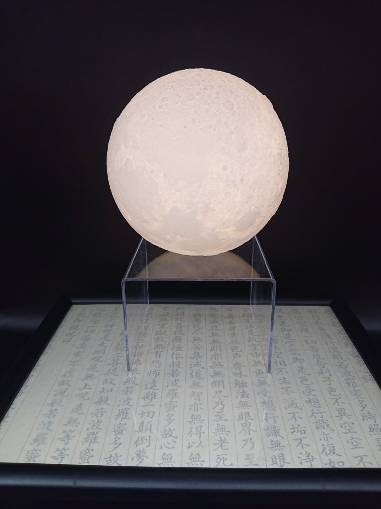 100均で売っていた般若心経の写経用グッズを使い和風な感じを演出しました。なお、月のライトは100均ではありません。