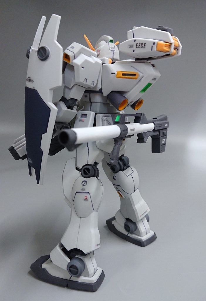 そして胸だけアーマーを装備、真白いガンダムに。