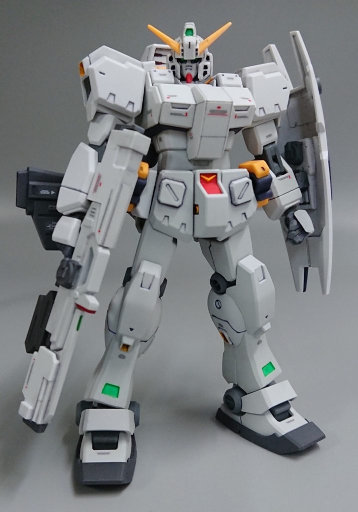 改造は今までのとほぼ同じで腰を1mm延長、シールドを付ける際のパーツを加工してお尻に取り付けています。のでライフルとバズーカにその取り付けつまみが付いています。色は皆同じですが一部ガンダムカラー(マーカー)にて、シタデルカラー(シタデルカラーは全て筆塗りですがムラが出にくいのですごく気に入っています♪)と一部また成型色のままにて、最後につや消しクリアで完成です。最後まで見て頂きありがとうございました。m(_ _)m