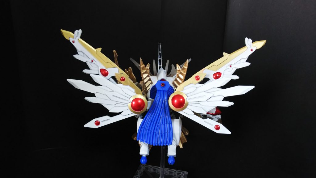 キットのままでは羽が大き過ぎるので、羽の取り付けも少し変えてますバックパック下に接続ジョイントを作り、ドラゴンの脚部分を取り付けてます