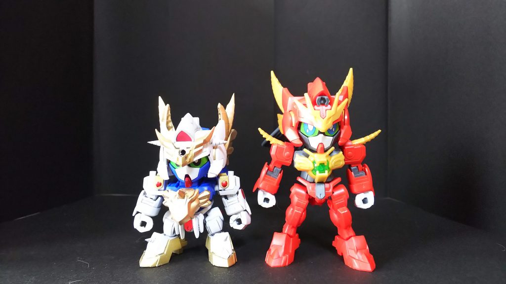 本体部分はかなり切り詰めてます。脛部分を削り、手も短くしました。胴体もギリギリまで詰めてます。また頭部のバイザー部分を外し、メット内も削り深く被っている様にしてます。女性っぽさがなるべく見えない様にしました。