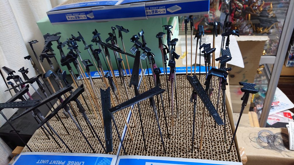 塗装は以下の通りです。（Cはクレオス、Gはガイアカラー）白と金：メッキのまま金（一部）：EXブラック(G)→EXシルバー(G)→クリアイエロー(G)+クリアオレンジ(G)少々紺：EXブラック(G)→GXメタルダークブルー(C)+クリアブラック(G)少々赤：EXブラック(G)→EXシルバー(G)→クリアレッド(G)関節：EXブラック(G)→フレームメタリック2(G)+GXメタルブルー(C)少々