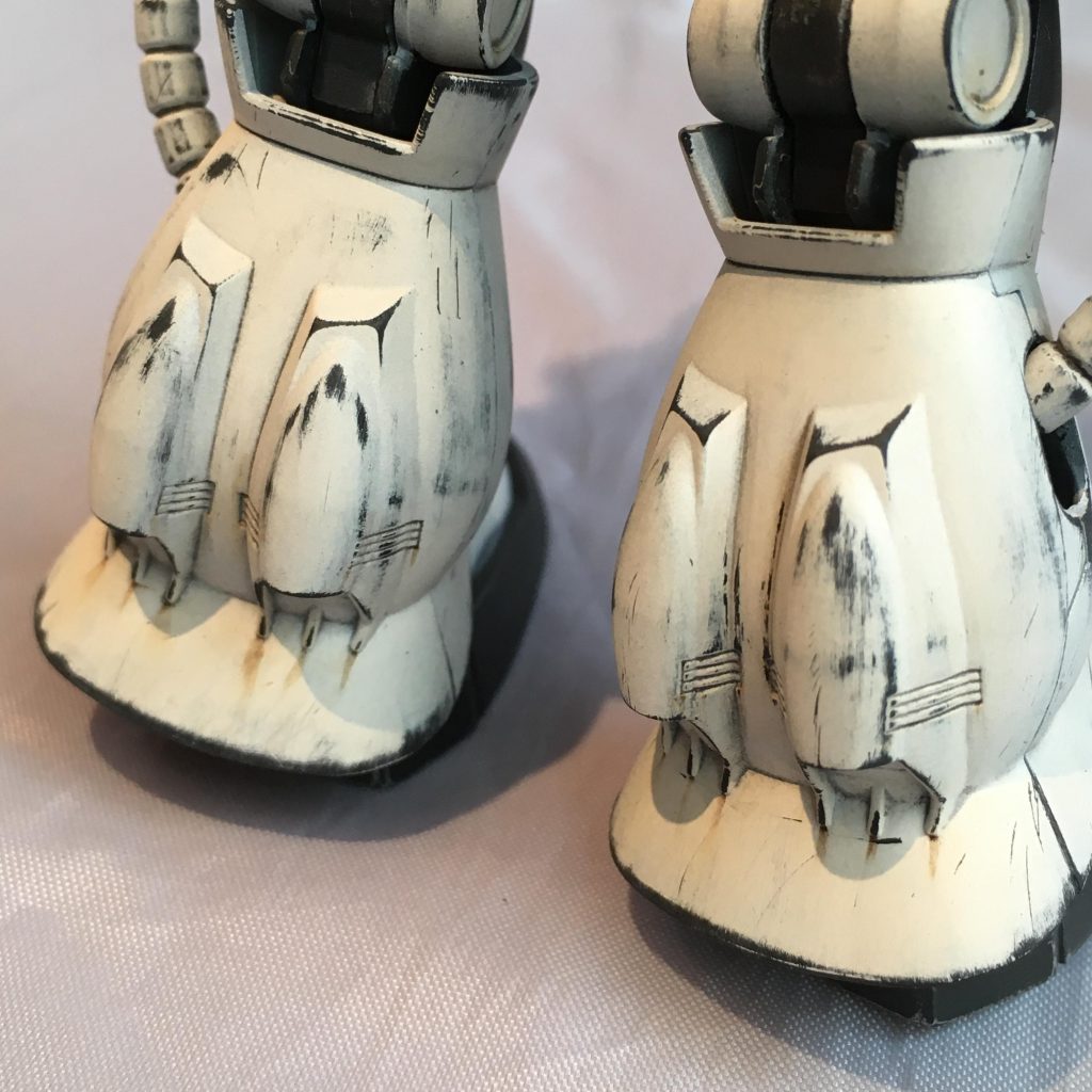 エナメルブラックでスミイレ。リアルタッチブラウンで雨だれ表現。