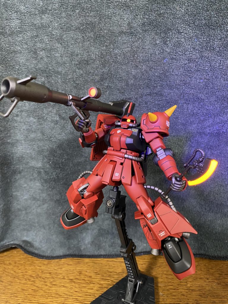 モノアイは以前製作したギャビーハザード専用ザクと同様に、ランナーを使って可動化しています。