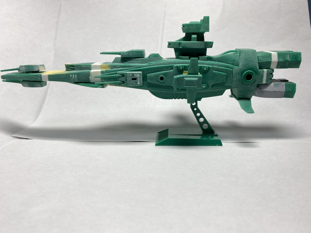 延長箇所は、艦体前半で二箇所…写真の前側で10mm程度、後ろ側で15mm程度は伸ばしたかとおもいます。艦後ろ側は、エンジンブロックと取り付け部を少し伸ばしています。(寸法はうろ覚えです)