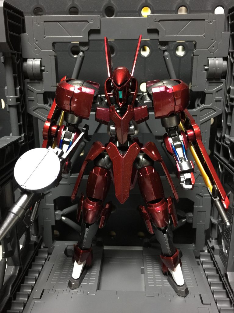 動き回るイメージが強くて、自宅ガレージが似合わないモビルスーツですね(笑)