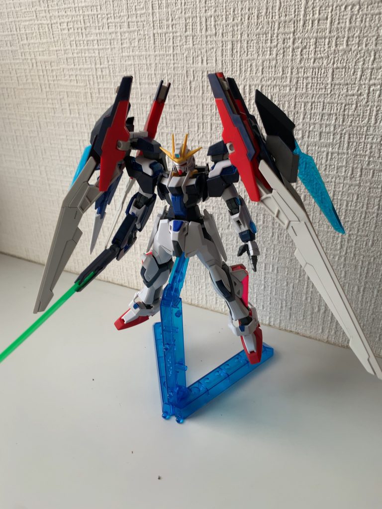 素立ちで。こうしてみるとウイングの巨大さが目立つ。 