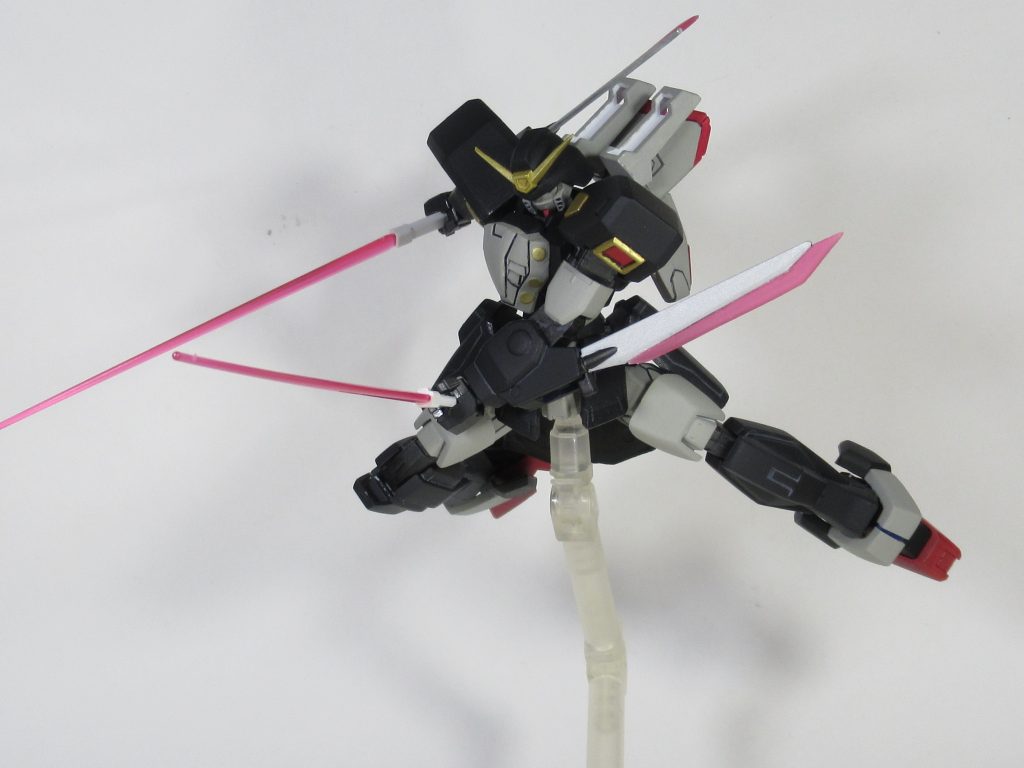 ビームサーベルも装備。バックパックに仕込んでいます。一応ガンダムフレームとSEED系に対応する為です。