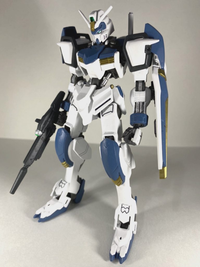 正面頭部、肩、シールドはHGデュエルのものを流用。肩周りの関節は胴体、腕と上手く繋がるよう小改造を施しています。電源マークは気になったのでパテで埋めちゃいました。PS装甲+ナノラミネートアーマーの妄想設定はGBN内なら実現出来ると信じてる。