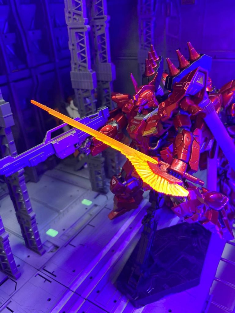 目とビーム刃は蛍光で光る