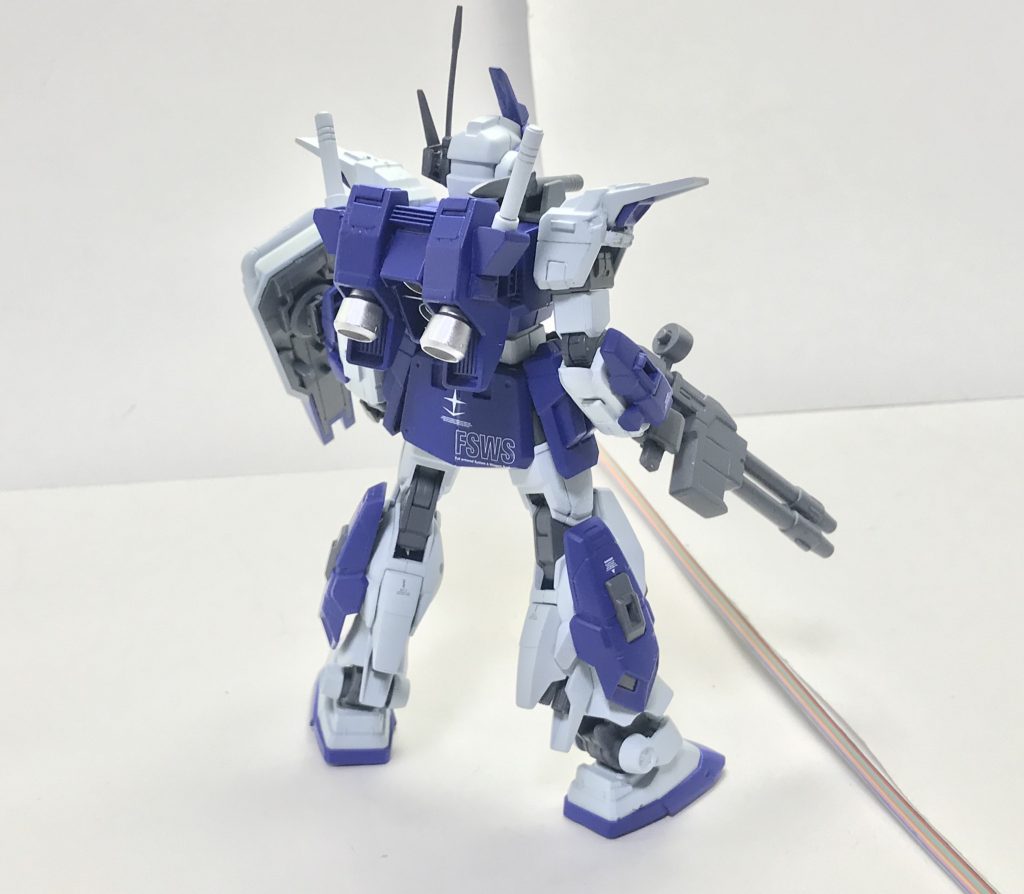 背面。80計画でそのテストベッドに用いられていた機体から流用したパーツがほとんどを占めているが、背部大型スラスターと肩部のフィン・スラスターに関しては本機独自の改修が施されたものとなっている。