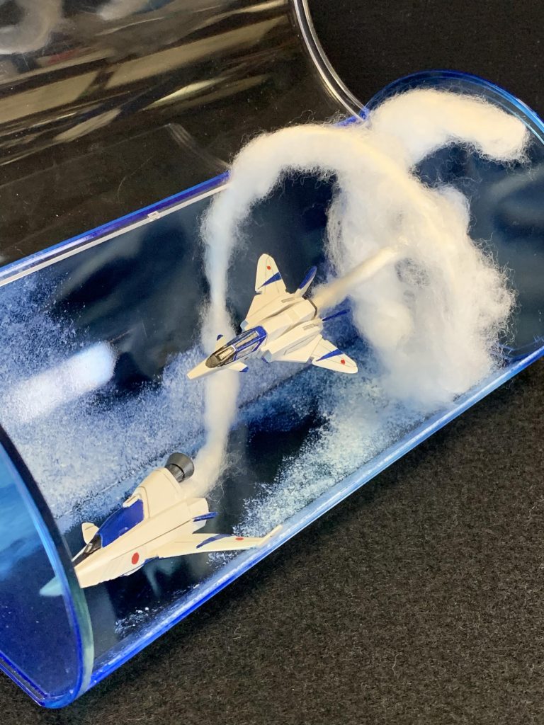 ケースをクリアブルーで塗った後アクリルでポンポンして雲っぽく♪スモークは針金の自由自在に綿を巻きつけてます⭐️