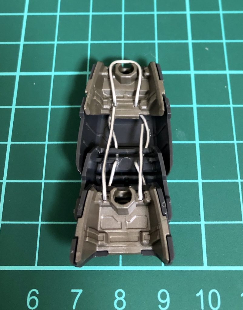 サイドスカートは可動するように、アルミ線で接続